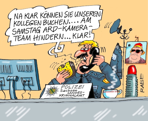 Cartoon: LKA Sachsen Hochdeutsch II (medium) by RABE tagged dresden,lka,sachsen,landeskriminalamt,mitarbeiter,demo,hinderung,pegida,afd,kamera,kameramann,rabe,ralf,böhme,cartoon,karikatur,pressezeichnung,farbcartoon,tagescartoon,polizei,polizist,schreibtisch,büro,essen,bestellung,buchung,ard,tv,zdf,frontal,dresden,lka,sachsen,landeskriminalamt,mitarbeiter,demo,hinderung,pegida,afd,kamera,kameramann,rabe,ralf,böhme,cartoon,karikatur,pressezeichnung,farbcartoon,tagescartoon,polizei,polizist,schreibtisch,büro,essen,bestellung,buchung,ard,tv,zdf,frontal