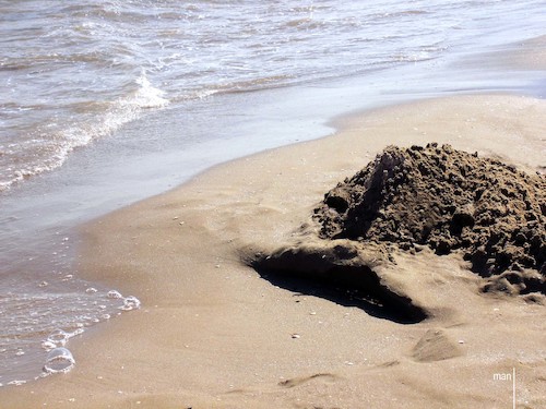 Cartoon: arenarsi di sabbia (medium) by Enzo Maneglia Man tagged foto,fotografia,by,maneglia,stagione,estiva,nella,battigia